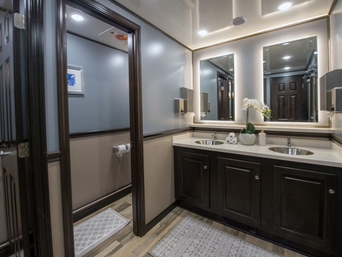 Finding the Best Luxury Portable Toilets for Rent - A Royal Flush, Inc.